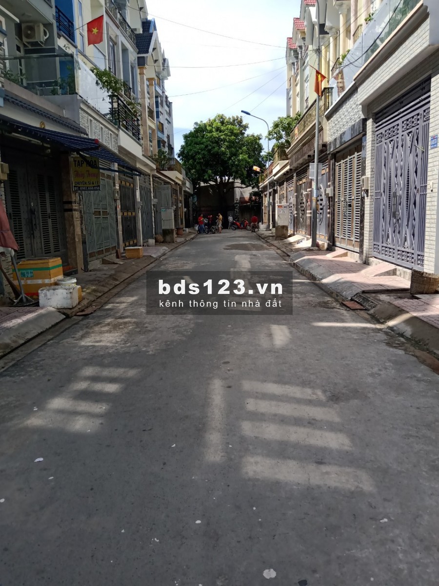 Bán nhà 2 lầu, 2 sẹc Lê Trọng Tấn cách ĐH Công Nghiệp Thực Phẩm HCM 1.5km, giá chỉ 2 tỷ