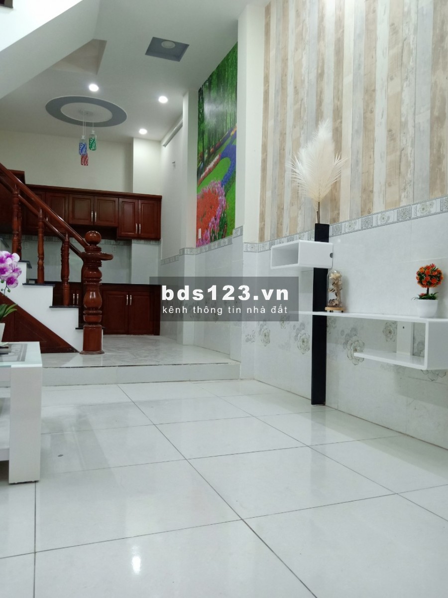 Bán nhà 2 lầu, 2 sẹc Lê Trọng Tấn cách ĐH Công Nghiệp Thực Phẩm HCM 1.5km, giá chỉ 2 tỷ