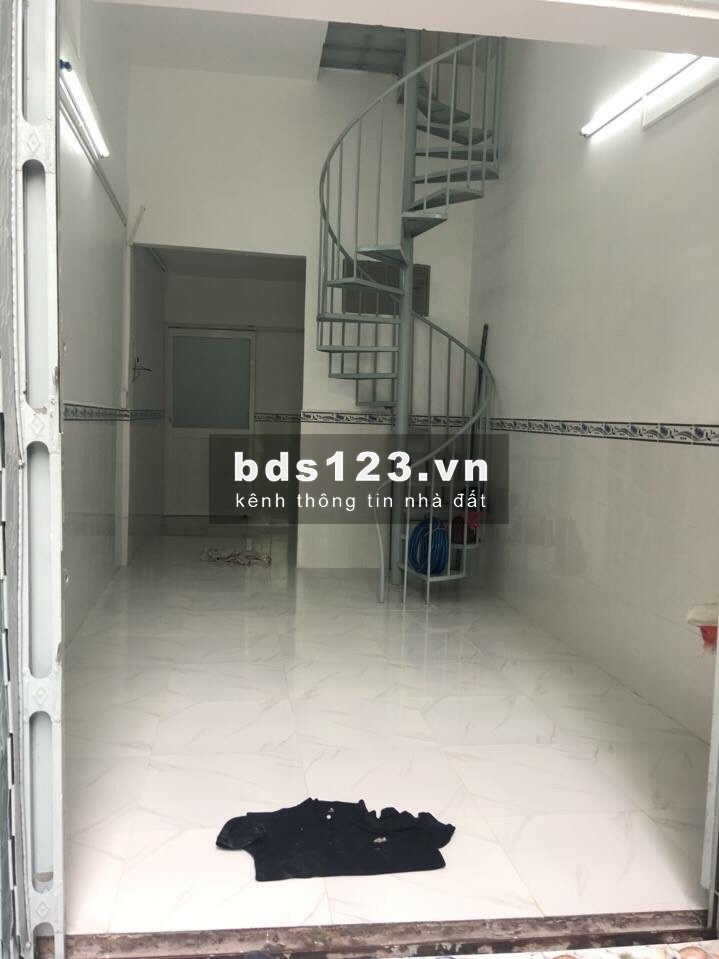 Cho thuê nhà nguyên căn, hẻm ba gác, 3PN, 3WC, gần Hàng Xanh, Bến xe Miền Đông