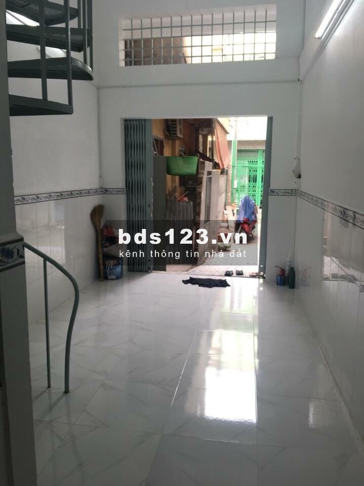 Cho thuê nhà nguyên căn, hẻm ba gác, 3PN, 3WC, gần Hàng Xanh, Bến xe Miền Đông