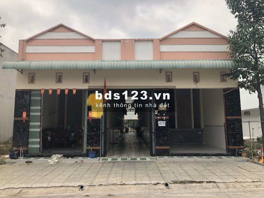 CẦN VỐN KD BÁN GẤP DÃY TRỌ 300m2(10x30) 14p/2kiot thu nhập 18tr/tháng