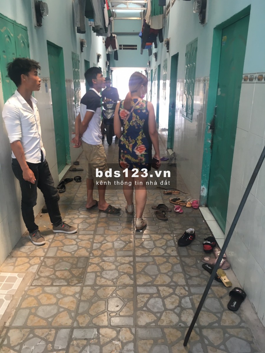 Ở xa không người quản lí cần bán lại 2 dảy trọ 300m2 10x30m sát bên KCN
