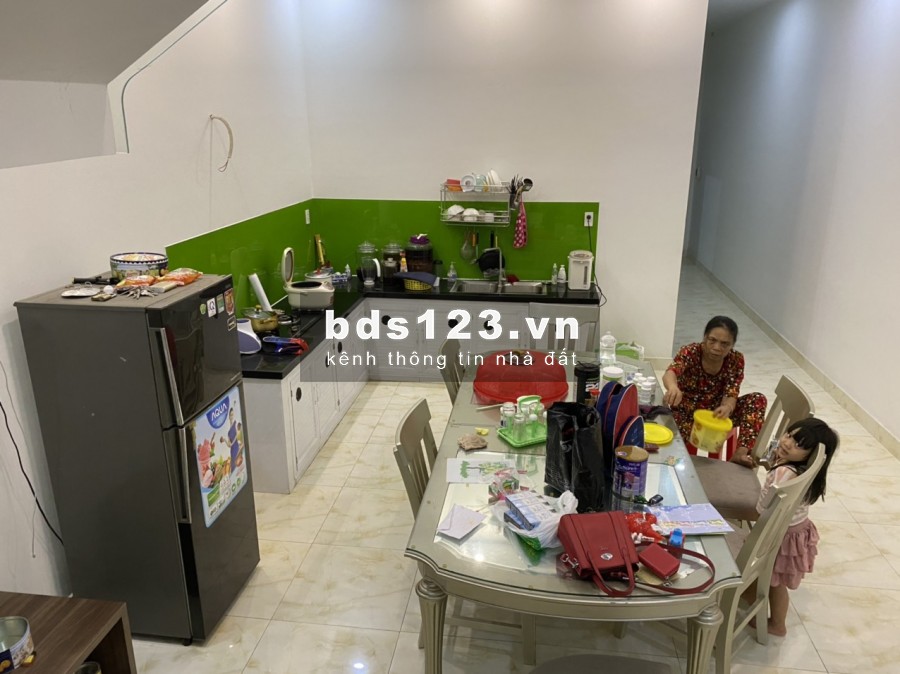 Gia đình xuống Quận 2 sinh sống cần bán căn nhà 1 trệt 1 lầu dtsd: 250m2. Sổ riêng, mặt tiền kinh doanh
