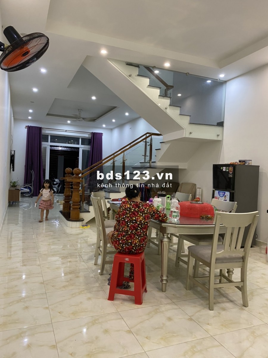 Gia đình xuống Quận 2 sinh sống cần bán căn nhà 1 trệt 1 lầu dtsd: 250m2. Sổ riêng, mặt tiền kinh doanh