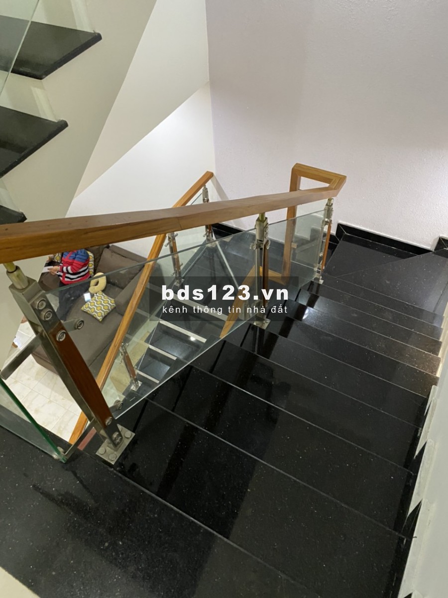 Gia đình xuống Quận 2 sinh sống cần bán căn nhà 1 trệt 1 lầu dtsd: 250m2. Sổ riêng, mặt tiền kinh doanh