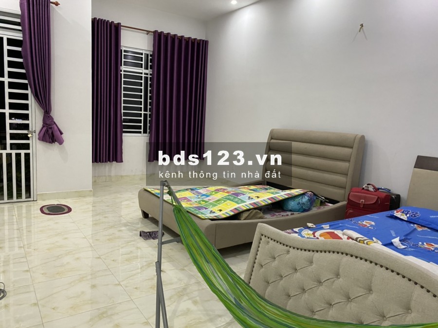 Gia đình xuống Quận 2 sinh sống cần bán căn nhà 1 trệt 1 lầu dtsd: 250m2. Sổ riêng, mặt tiền kinh doanh