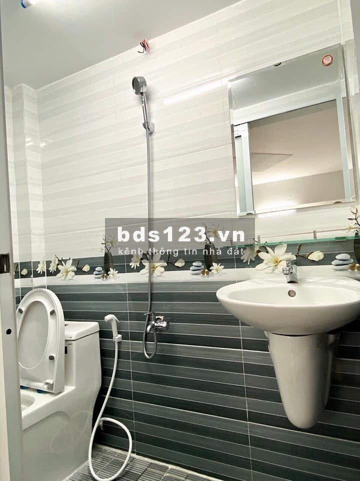 Bán nhà hxh 1 sẹc đường chợ Bình Thành (5*12) đúc 1 lửng 2 lầu 3.45 tỷ