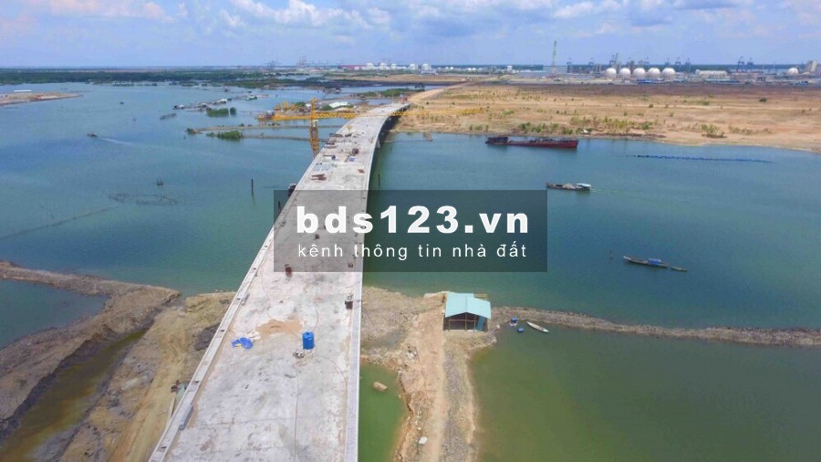 Bán lô đất ngay mặt tiền đường đi thẳng vào cảng Cái Mép rộng 44m, đã có sổ hồng riêng, xây dựng tự do