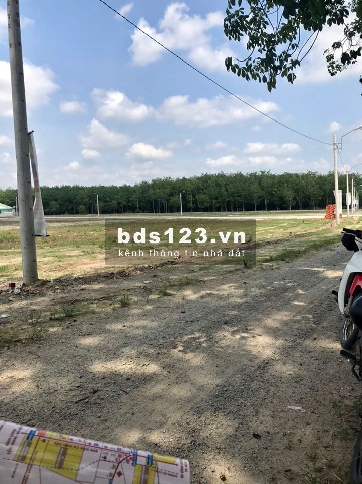 Tôi bán Đất trung tâm hành chính, sát chợ dt 2000m² sổ hồng sẵn 550 triệu