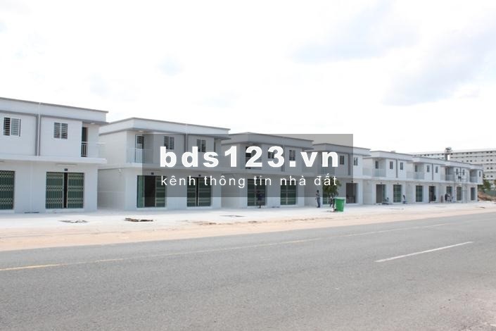 Tôi bán Đất trung tâm hành chính, sát chợ dt 2000m² sổ hồng sẵn 550 triệu