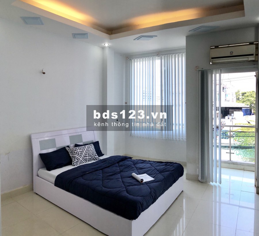 Phòng rộng, ban công, sẵn tiện nghi, mát mẻ. Gần chợ Phạm Văn Hai