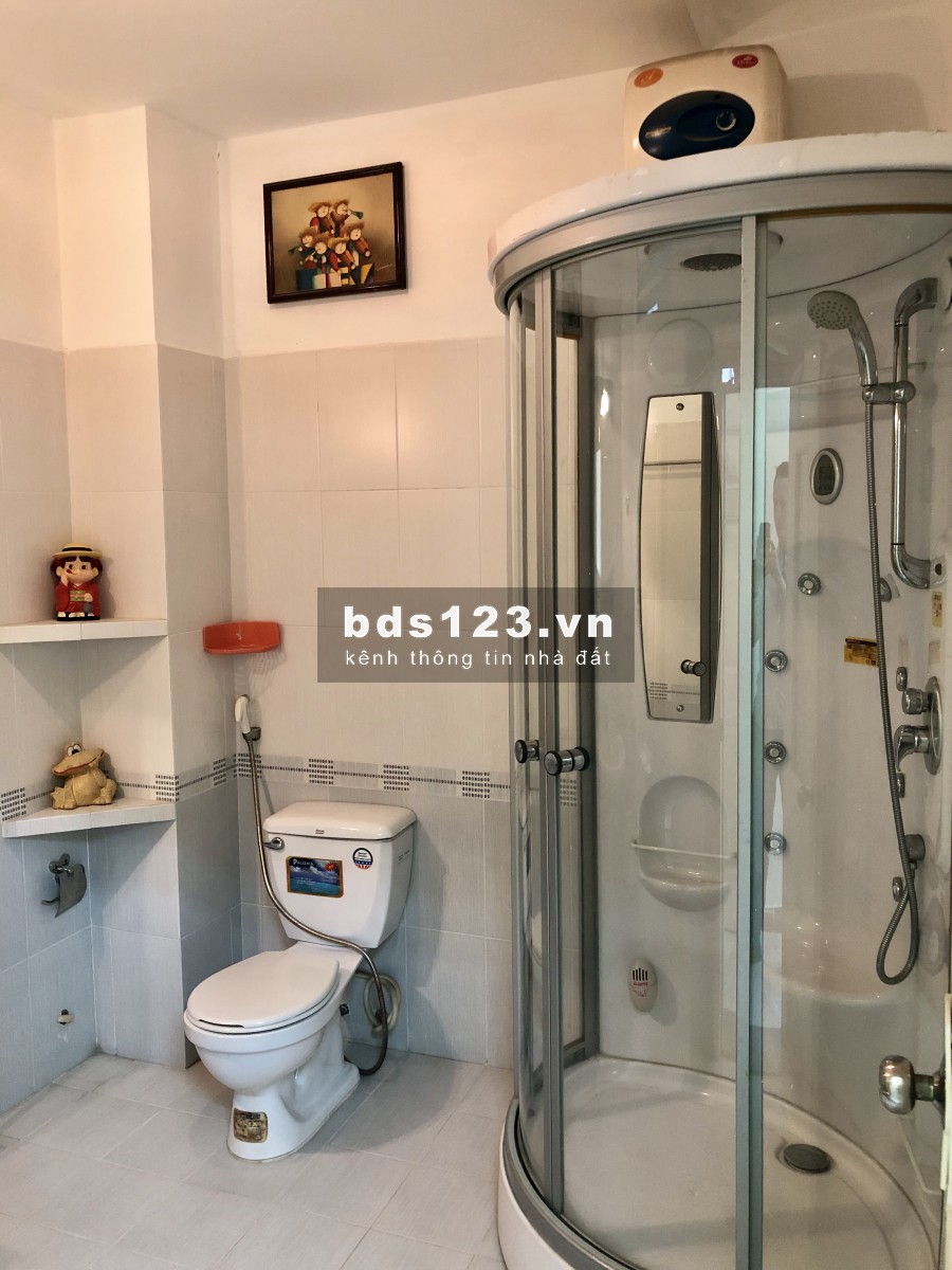 Phòng rộng, ban công, sẵn tiện nghi, mát mẻ. Gần chợ Phạm Văn Hai