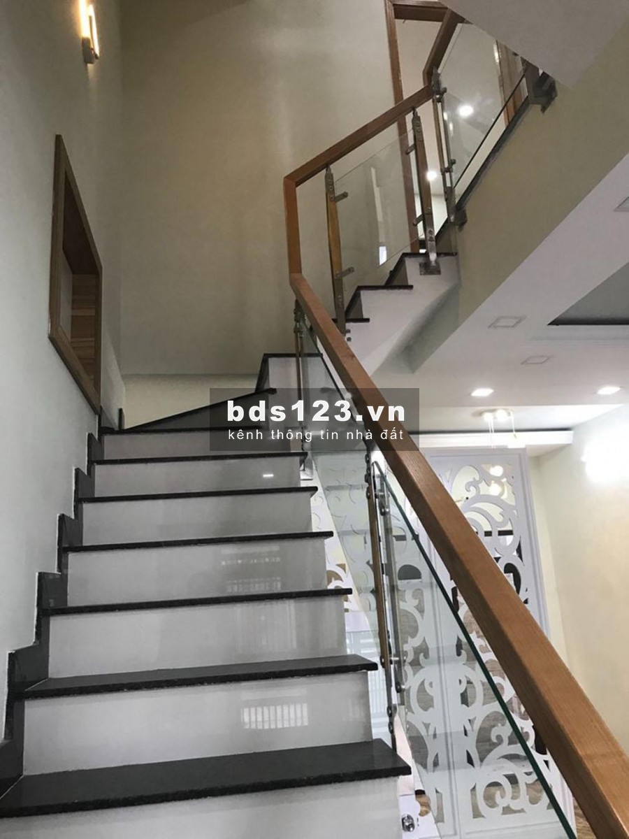 Nhà phố ngay cầu Phú Xuân 4 pn, 4 wc 1 trệt, 2 lầu 10TR