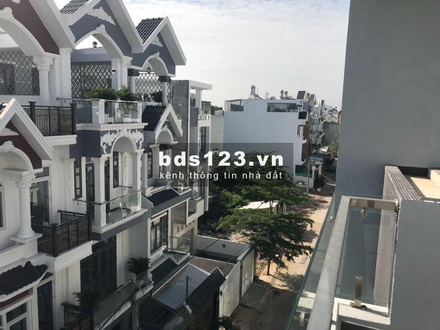 Nhà phố ngay cầu Phú Xuân 4 pn, 4 wc 1 trệt, 2 lầu 10TR