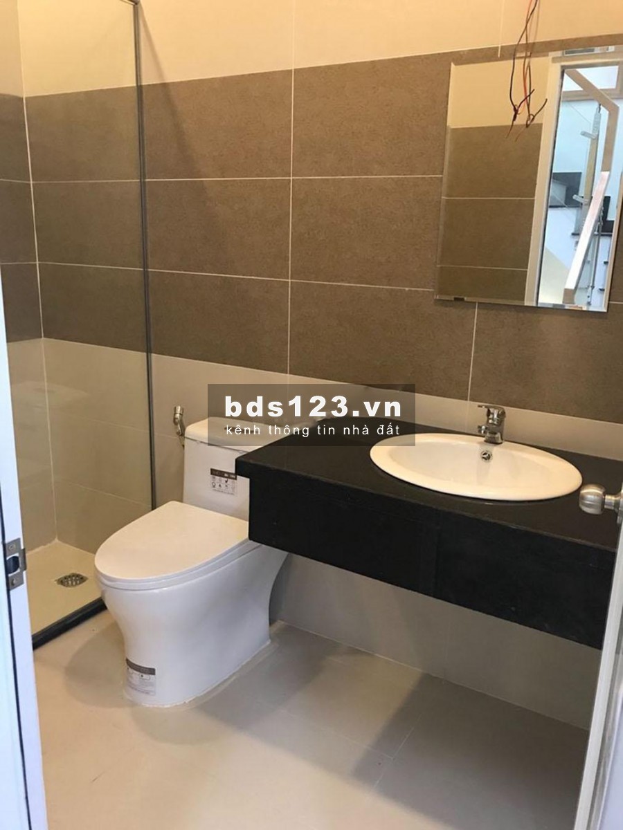Nhà phố ngay cầu Phú Xuân 4 pn, 4 wc 1 trệt, 2 lầu 10TR