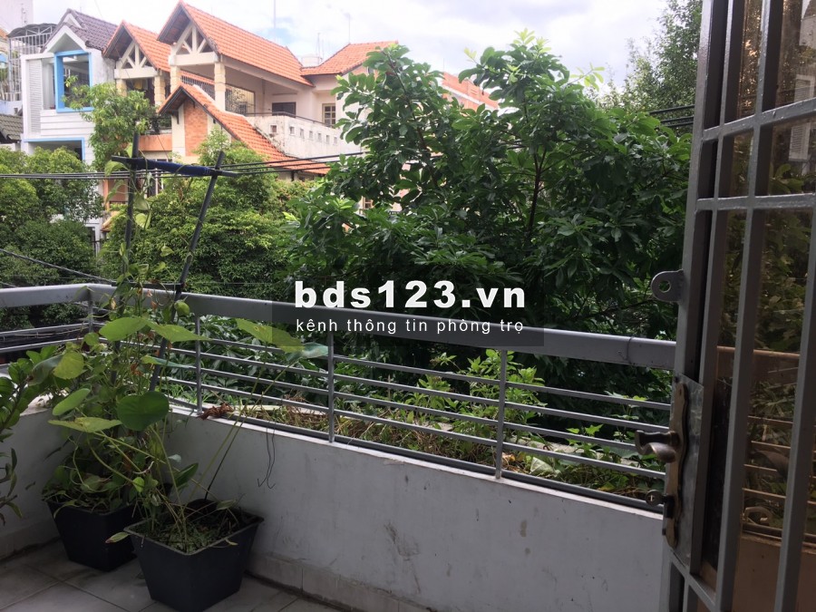 PHÒNG BAN CÔNG LỚN THOÁNG MÁT GẦN CÔNG VIÊN HOÀNG VĂN THỤ