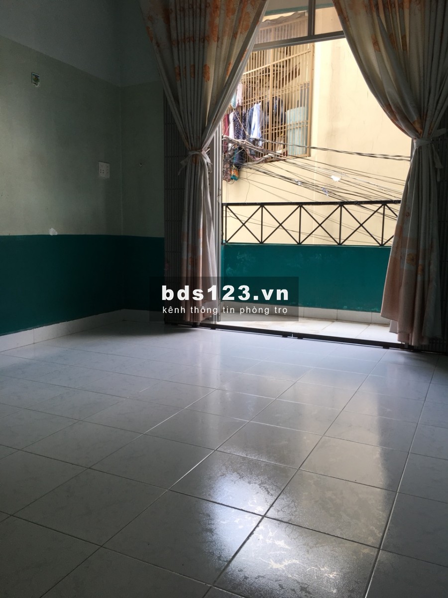 Phòng ban công rộng rãi thoáng mát ngay Lê Văn Sỹ