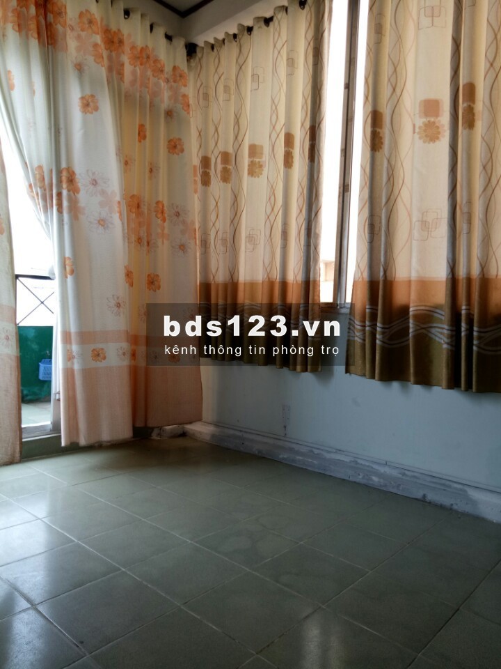 Phòng ban công rộng rãi thoáng mát ngay Lê Văn Sỹ