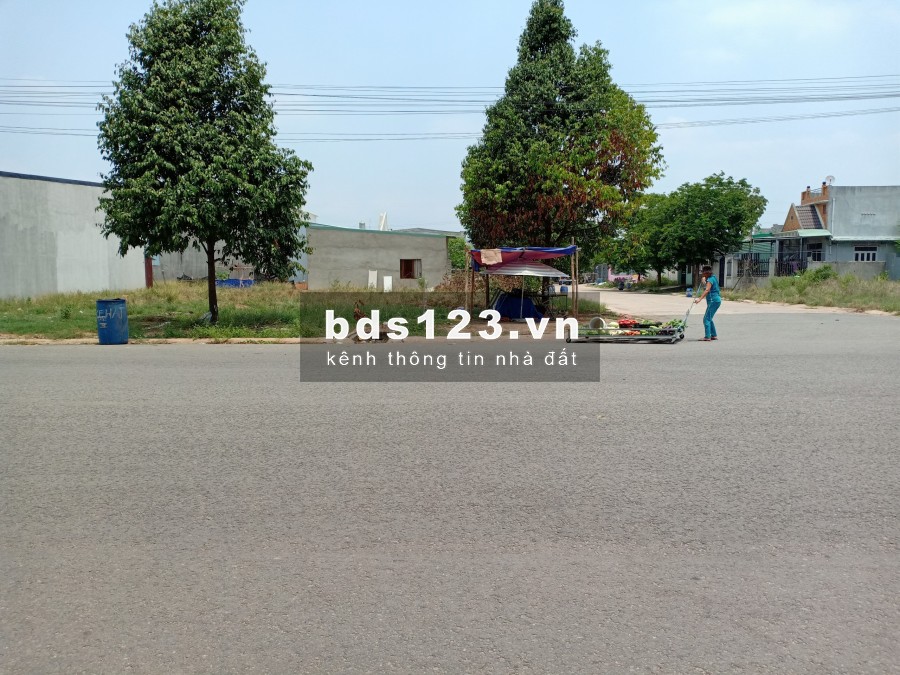 Chính chủ cần bán lô góc 120m2 dân đông đúc, tiện kinh doanh. Giá bán 700 triệu