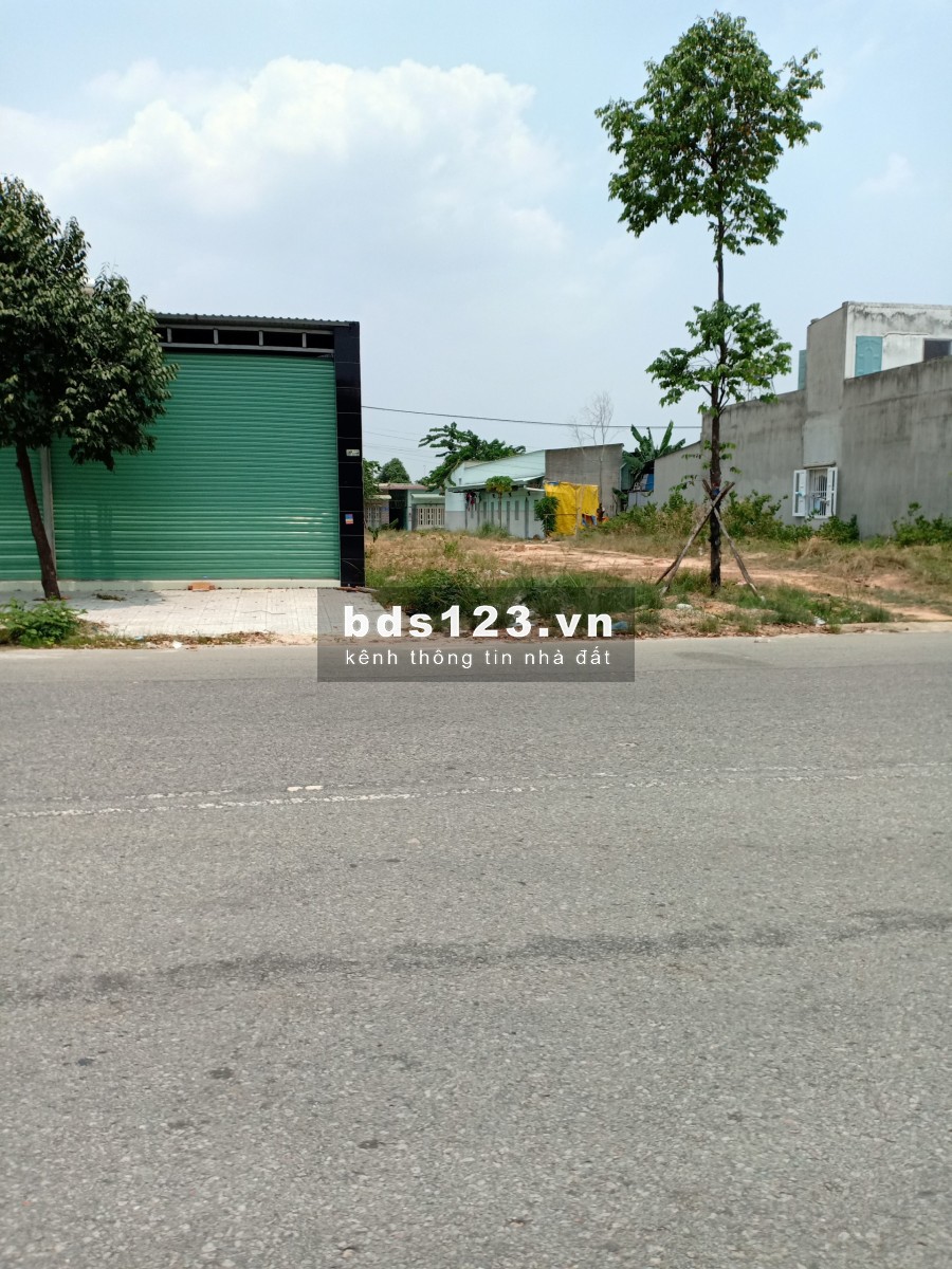 Chính chủ cần bán lô góc 120m2 dân đông đúc, tiện kinh doanh. Giá bán 700 triệu