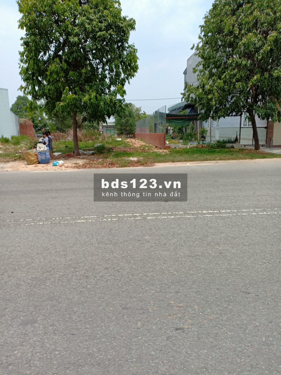 Cần bán lại 2 lô đất đẹp tổng diện tích 210m2 thổ cư. Tôi bán 600 triệu bao sổ sách
