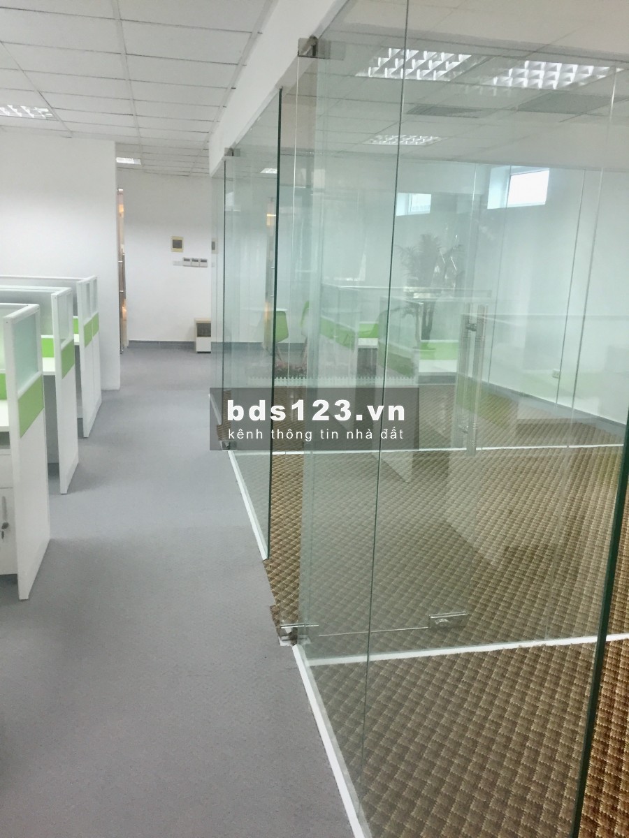 Cho thuê văn phòng 152 Phó Đức Chính - Cửa Bắc. DT 125m2, 28tr/th, phòng set - up sẵn, view Phố Cổ