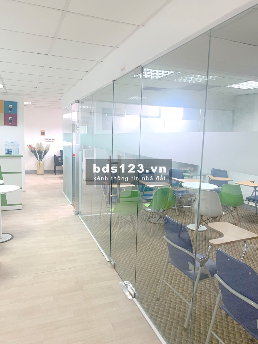 Cho thuê văn phòng 152 Phó Đức Chính - Cửa Bắc. DT 125m2, 28tr/th, phòng set - up sẵn, view Phố Cổ