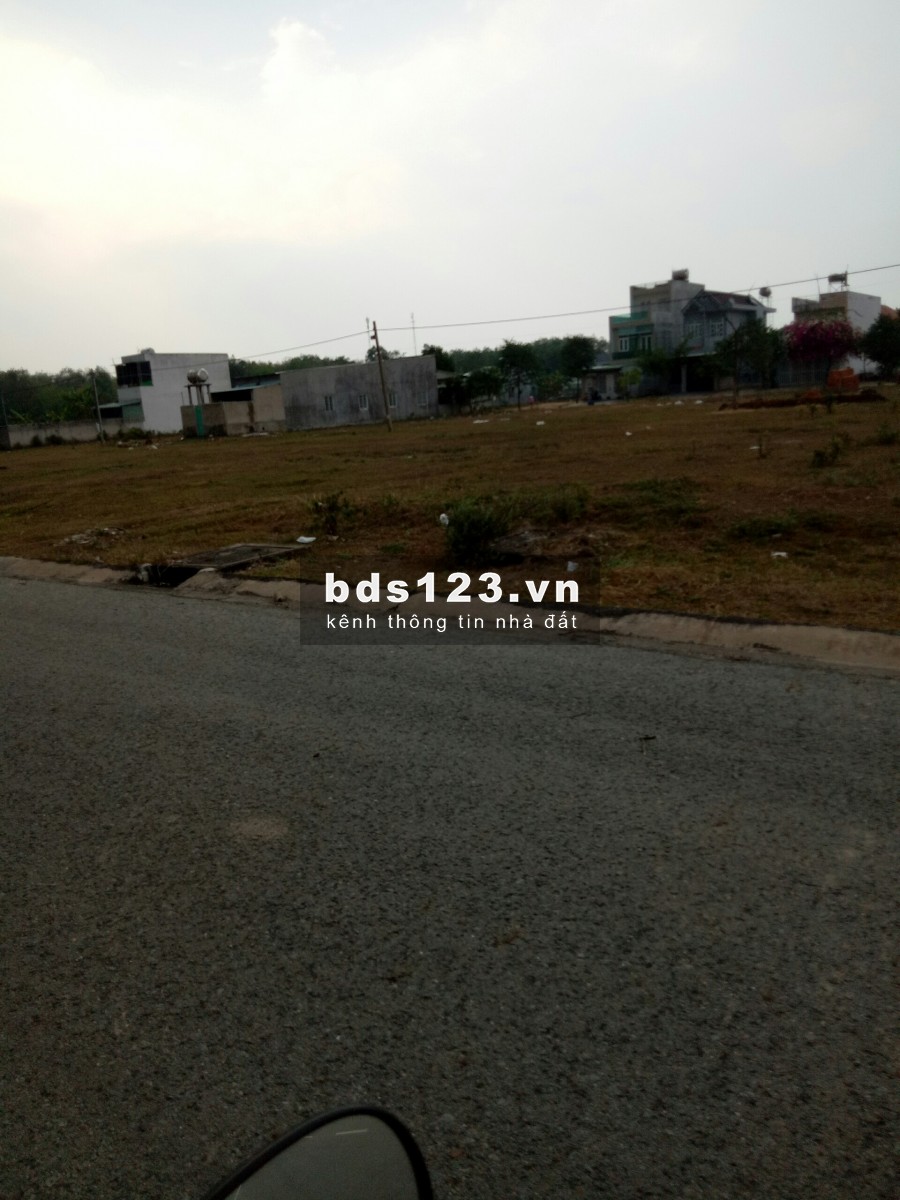 Tôi có 2 lô đất đẹp 205m2 vừa đủ để xây nhà cần bán lại 680 triệu. Dân cư đông, bao sổ sách