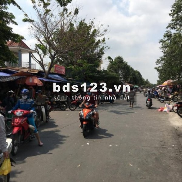 Gia đình tôi cần bán lại lô đất 390m2 đã tách thửa riêng, dường nhựa rộng. Giá bán 650 triệu