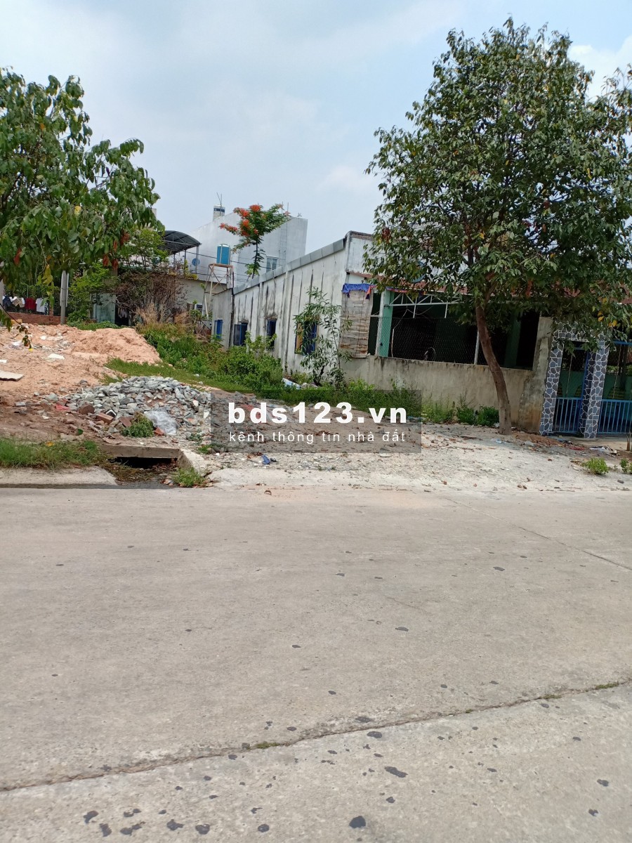 Vợ chồng tôi có lô đất 297m2 đã có sổ riêng. Cần bán lại 900 triệu (còn thương lượng)