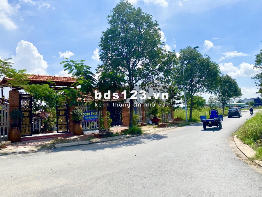 Đất chính chủ ngay mặt tiền, diện tích 364m2. Cần bán lại giá 920 triệu bao sổ sách