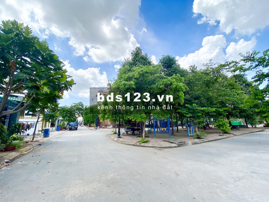 Đất chính chủ ngay mặt tiền, diện tích 364m2. Cần bán lại giá 920 triệu bao sổ sách