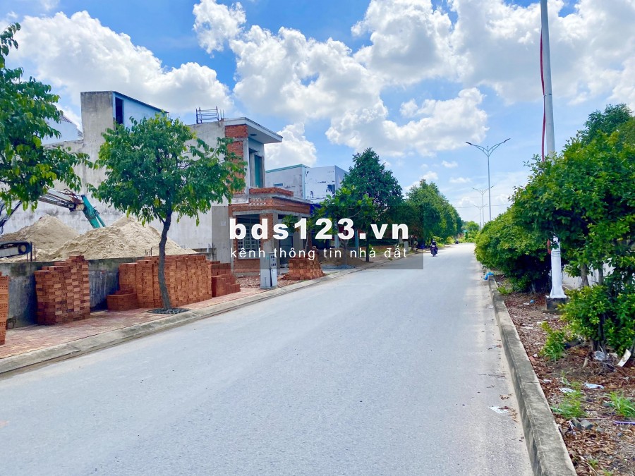 Đất chính chủ ngay mặt tiền, diện tích 364m2. Cần bán lại giá 920 triệu bao sổ sách