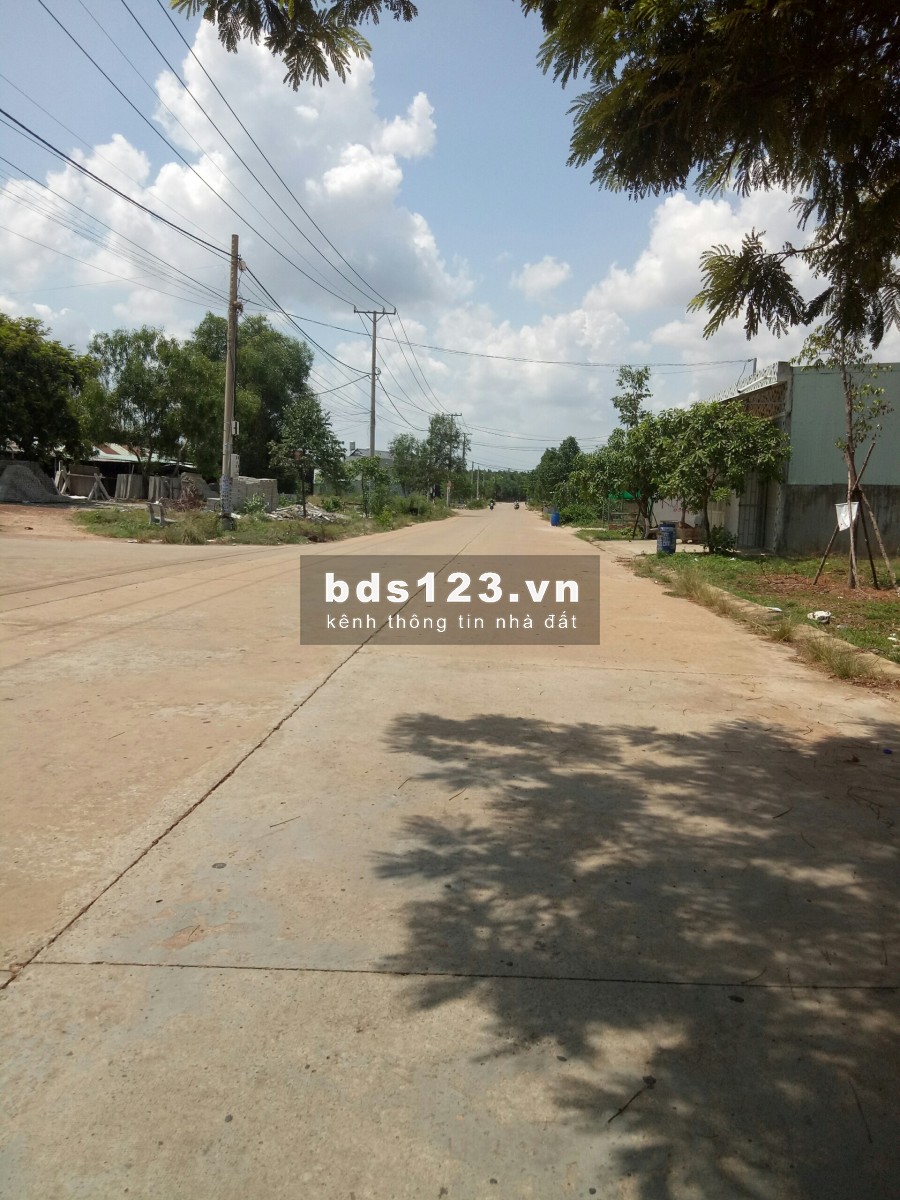 2 vợ chồng cần bán lại lô đất 390m2 có sổ sẫn. Giá bán 770 triệu (thương lượng