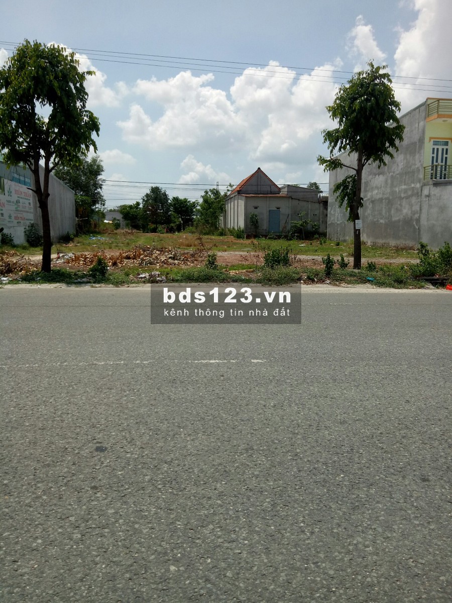 2 vợ chồng cần bán lại lô đất 390m2 có sổ sẫn. Giá bán 770 triệu (thương lượng