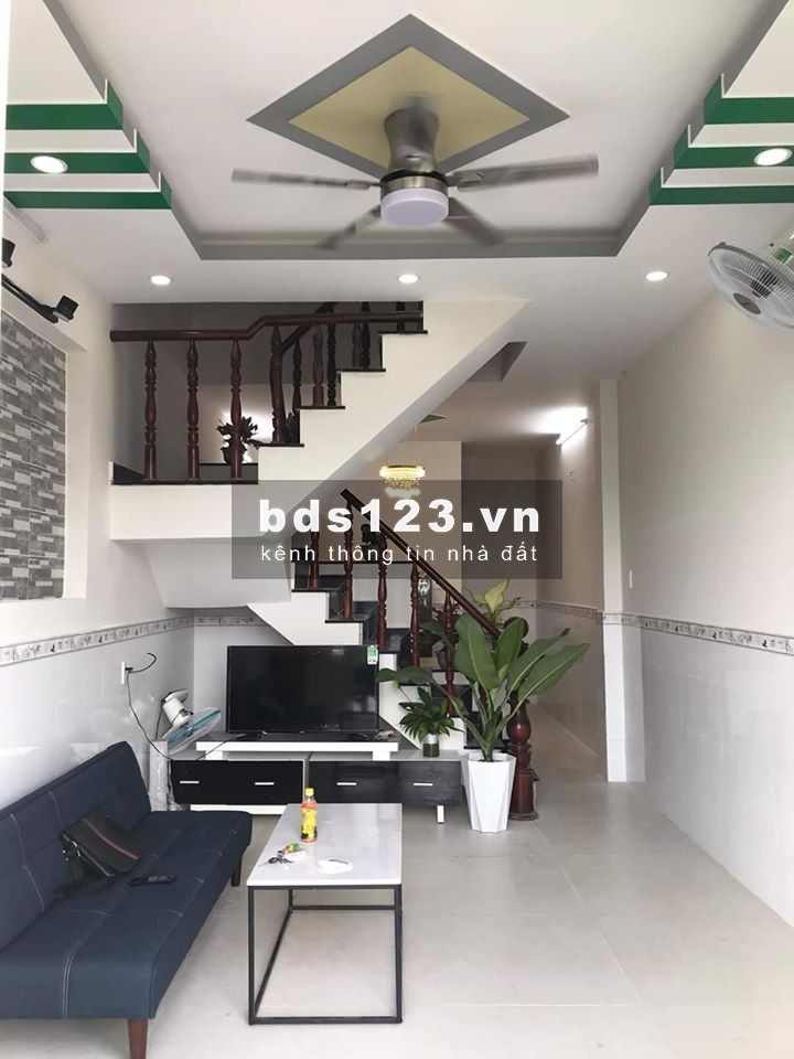 Giá chỉ bán trong tháng, nhà góc 2 mặt tiền 2 lầu, 3PN, gần chợ, hẻm thông kinh doanh, chỉ 2,36tỷ