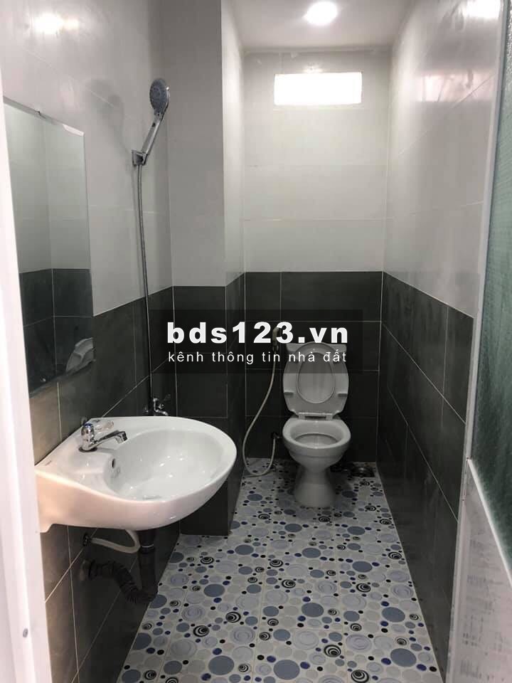 Giá chỉ bán trong tháng, nhà góc 2 mặt tiền 2 lầu, 3PN, gần chợ, hẻm thông kinh doanh, chỉ 2,36tỷ
