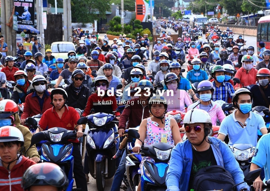 Mở xưởng ở Quận 2 nên bán gấp miếng đất 6x30m mặt tiền Chợ Bình Dương, sổ hồng riêng, thổ cư 100%