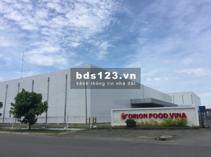 Mở xưởng ở Quận 2 nên bán gấp miếng đất 6x30m mặt tiền Chợ Bình Dương, sổ hồng riêng, thổ cư 100%
