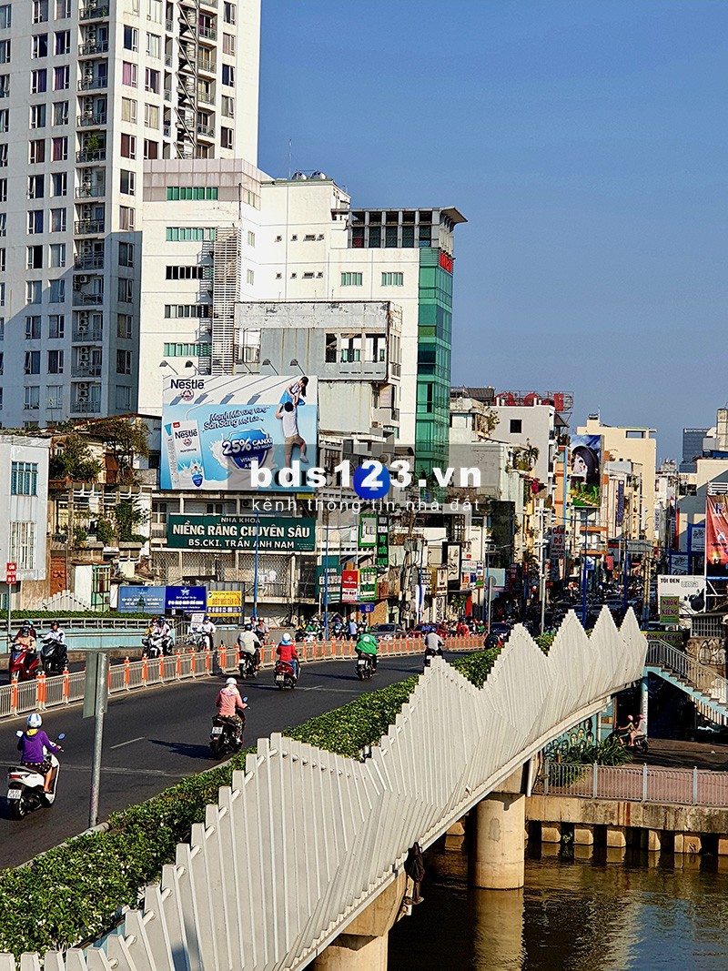 Văn phòng cho thuê Quận 1, đường Hai Bà Trưng, 79m2 tầng trệt, 30,3 triệu/tháng.