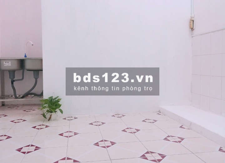 Phòng ban công thoáng mát sạch đẹp ngay gần đường Đồng Nai-