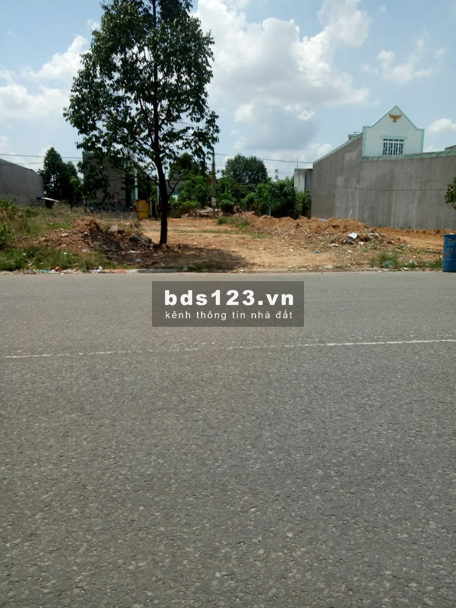 Đất chính chủ 297m2 nằm cạnh ngay khu dân đông có trường, chợ. Giá 900 triệu