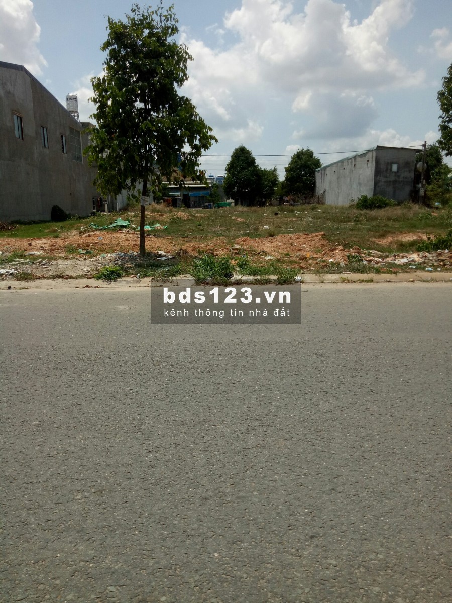 Đất chính chủ 297m2 nằm cạnh ngay khu dân đông có trường, chợ. Giá 900 triệu
