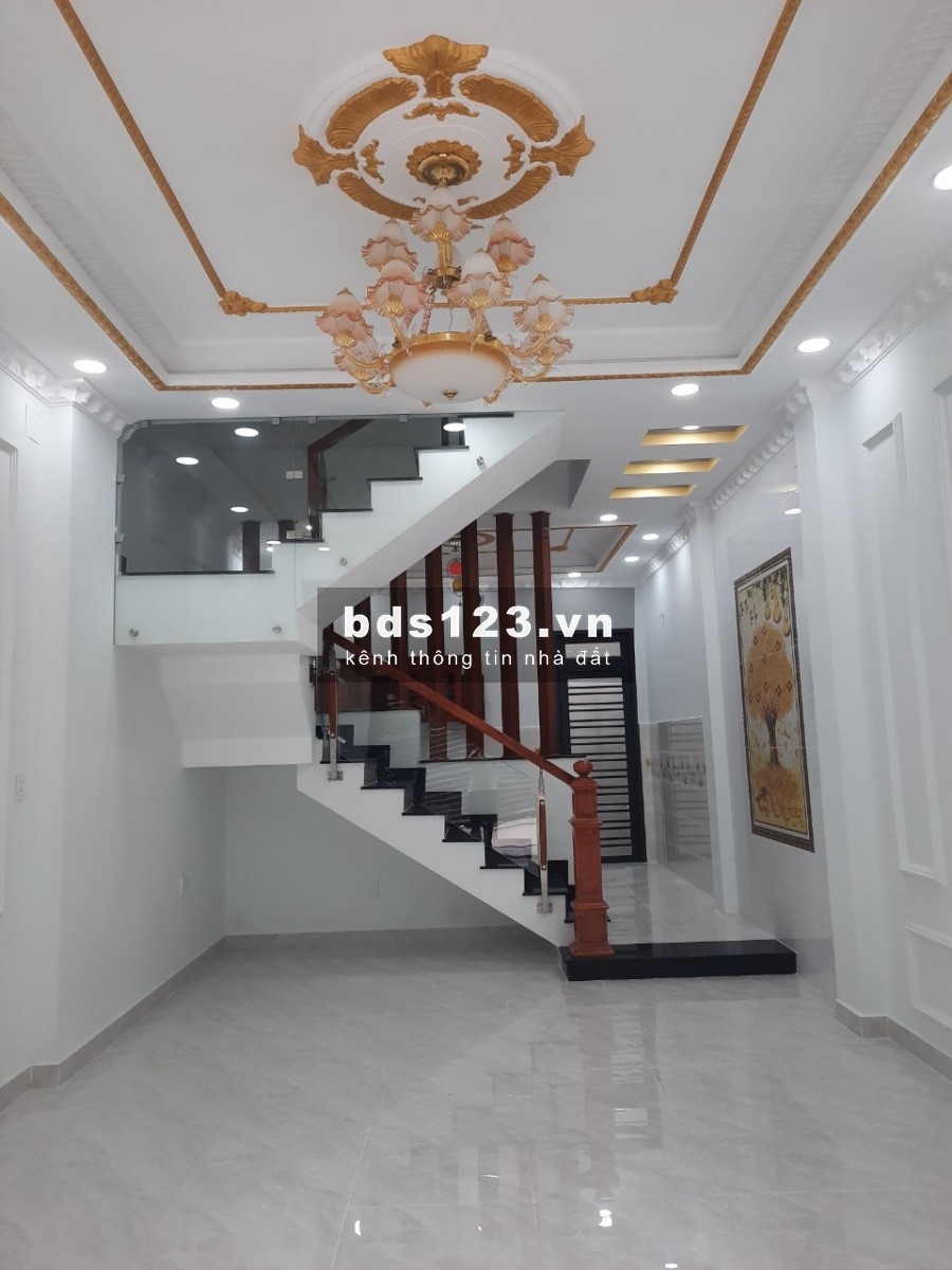 Bán nhà 3 tầng hướng Nam, sổ hồng chính chủ 40m2 giá 2,4 tỷ tại Bình Tân