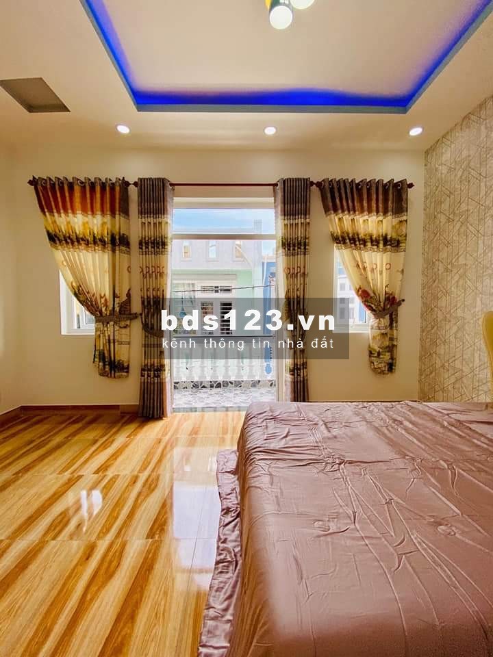 Nhà rẻ Quận 4 cho gia đình, 42m2 lô góc 3 tầng 4 phòng ngủ giá chỉ 3.35 tỉ