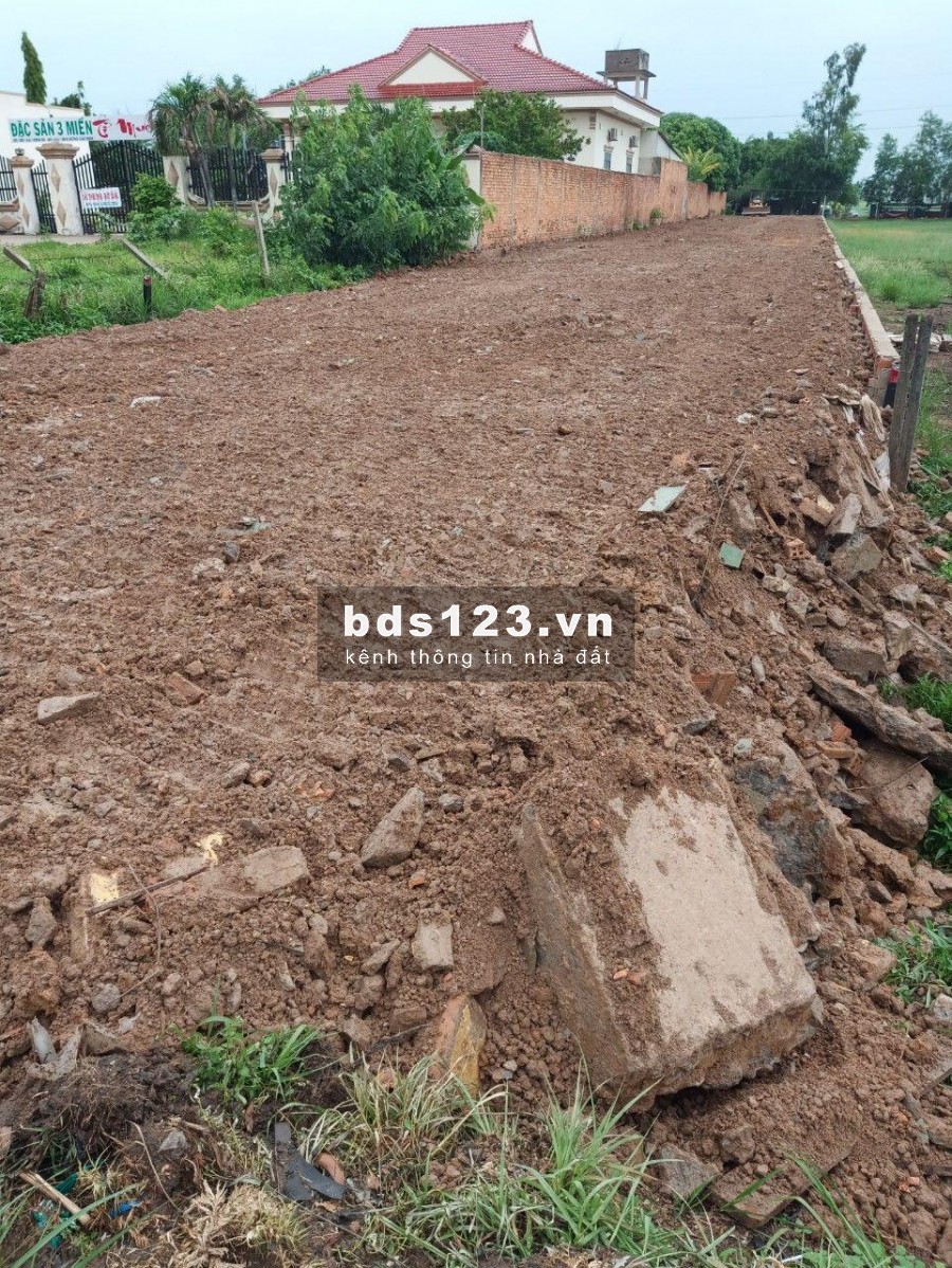 Bán lô đất 1042m2 (có 400m2 thổ cư) đất mặt tiền QL 22 Xuyên Á - Bến Cầu. Đã san lấp bằng phẳng