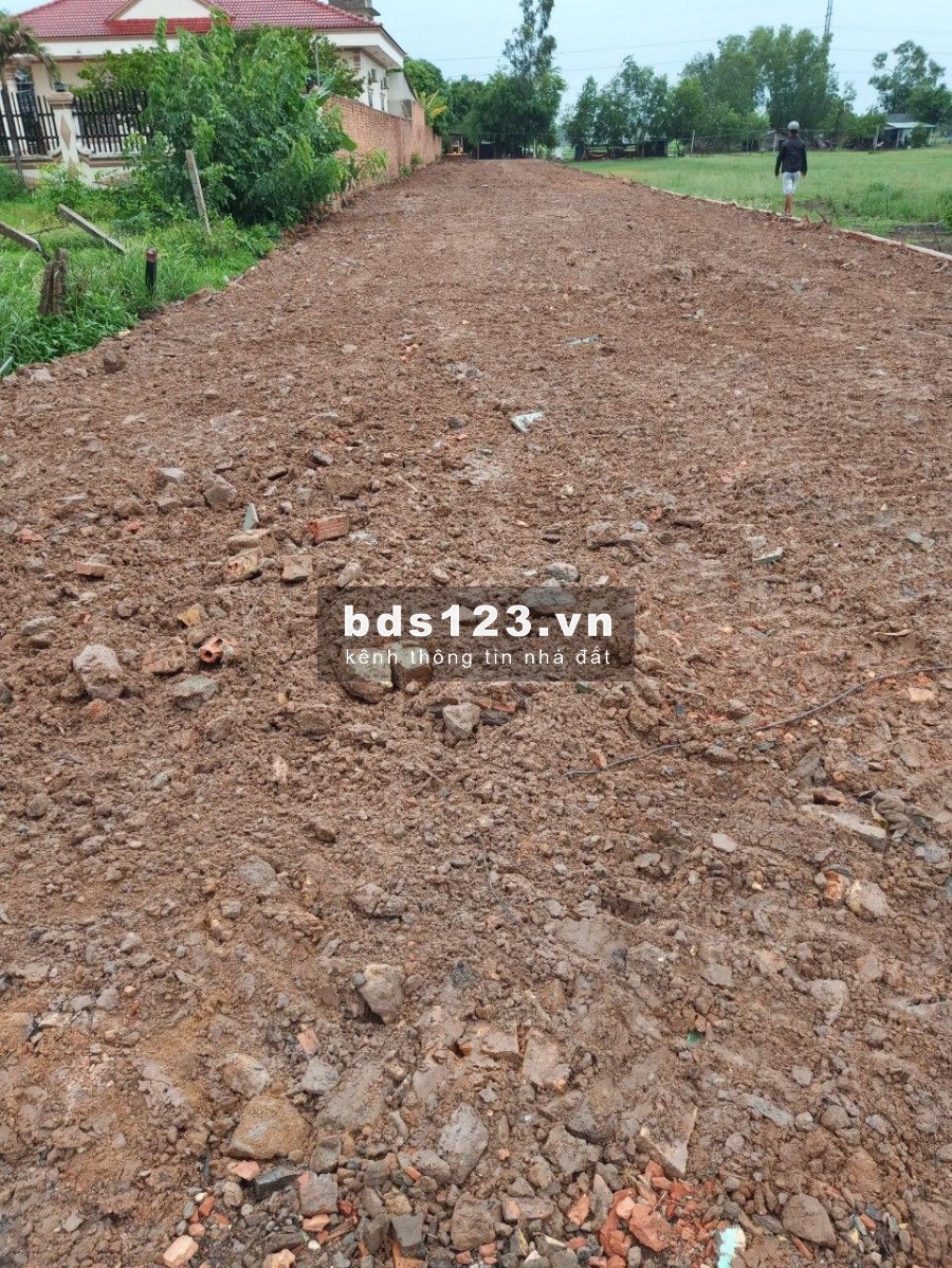 Bán lô đất 1042m2 (có 400m2 thổ cư) đất mặt tiền QL 22 Xuyên Á - Bến Cầu. Đã san lấp bằng phẳng