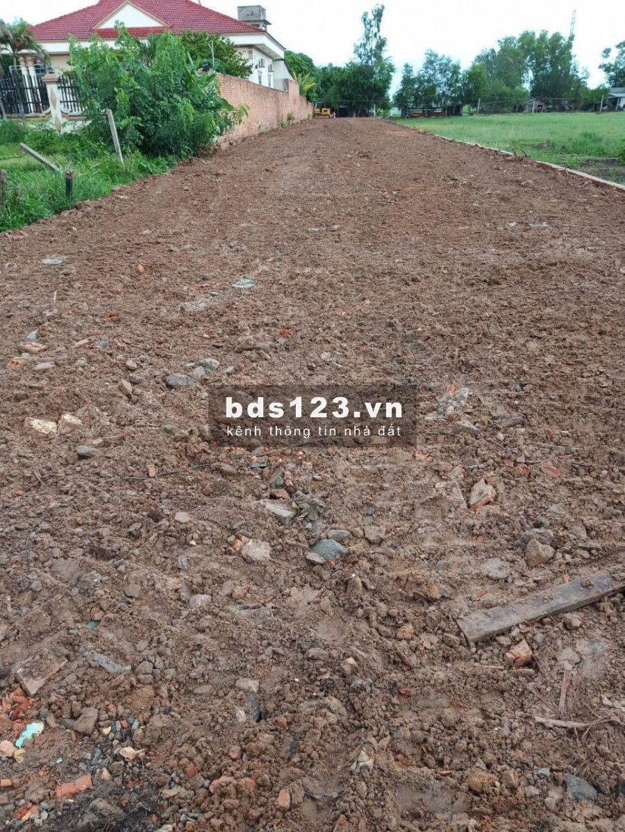 Bán lô đất 1042m2 (có 400m2 thổ cư) đất mặt tiền QL 22 Xuyên Á - Bến Cầu. Đã san lấp bằng phẳng