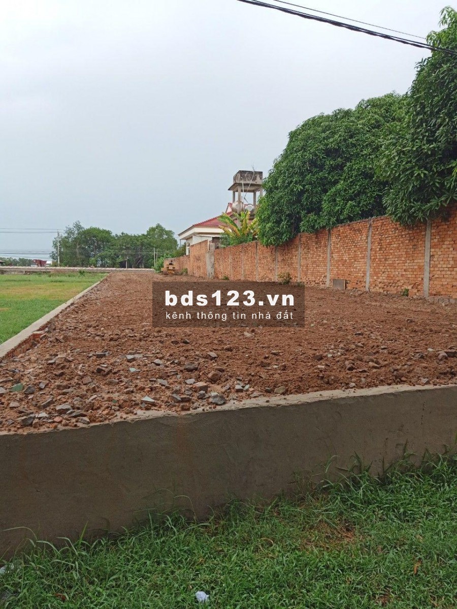 Bán lô đất 1042m2 (có 400m2 thổ cư) đất mặt tiền QL 22 Xuyên Á - Bến Cầu. Đã san lấp bằng phẳng