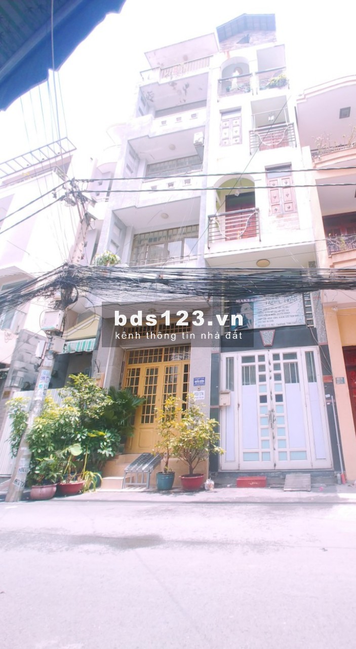Phòng ban công rộng rãi thoáng mát ngay Lê Văn Sỹ
